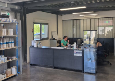 Bureau de Sandtech, deux personnes assises derrière leur écran d'ordinateur