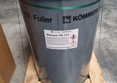 Bidons gris sur une palette