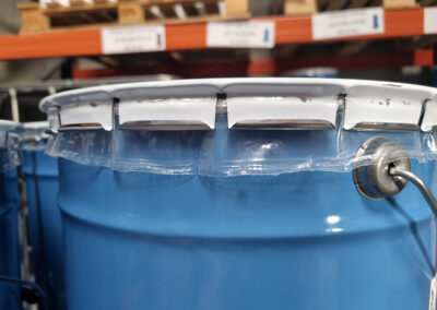 Biden bleu dans un entrepôt