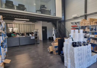 Bureau de Sandtech, deux personnes assises derrière leur écran d'ordinateur