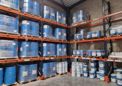 Bidon de produits entreposés sur des étagères