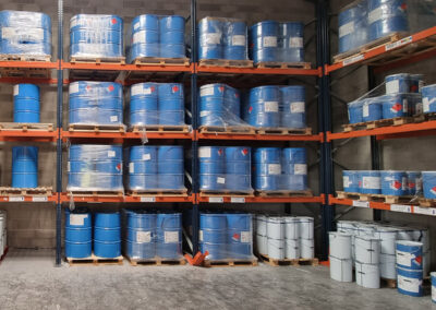 Bidon de produits entreposés sur des étagères