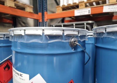 Bidon bleu de produit dans un entrepôt