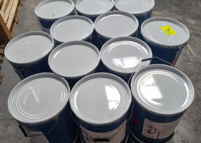 Bidons bleus sur une palette